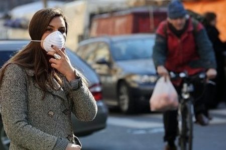 Coronavirus e smog, è l’ora delle polemiche: “Chiari legami”. “No, non è vero”